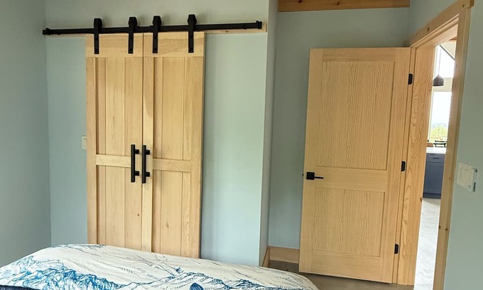 Bryant Pond Cabin | New & Modern 4-bedroom cabin with AC in Woodstock