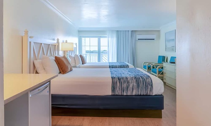 Captiva Hotel | Family-Friendly Comfort! Bay View Unit w/Balcony | Outdoor Pool | Free Parking