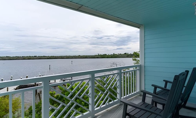 Captiva Hotel | Elegant Escape | Bay View Unit w/Balcony | Fam-Friendly | Free Parking | Pool