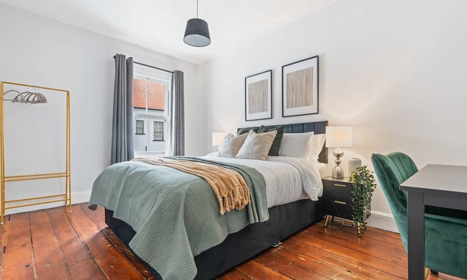 East Drayton House | Stunning & Charming Home | Free Wi-Fi | Sleeps
