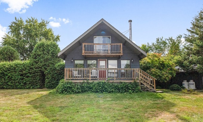 Calabogie Cottage | Escape to Four Seasons at Calabogie, a cozy chalet that welcomes you year-round!