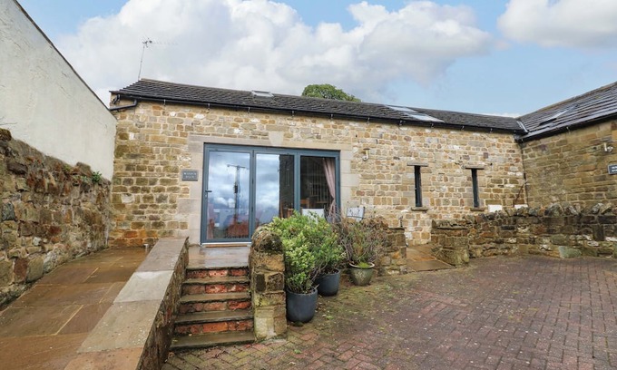 Lofthouse Cottage | THE WARREN BARN, pet friendly, with a garden in Kirkby Malzeard