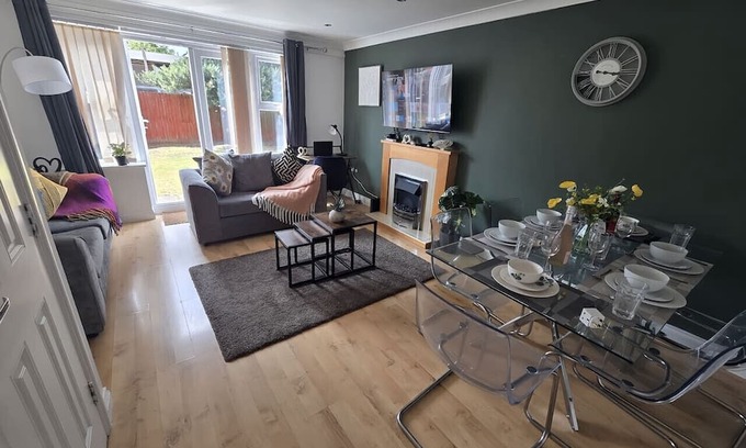 Bilston Apartment | 2ndHomeStays I Bilston I Contractor-Friendly House