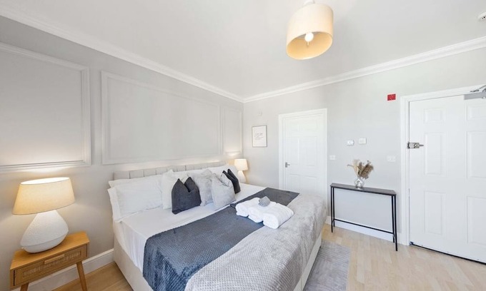 Gravesend Apartment | Modern King Bed WiFi Kitchen Perfect for Long Stay