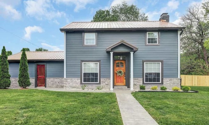 Bardstown House | Call Me Old Fashioned! *Heart of Bardstown Square*