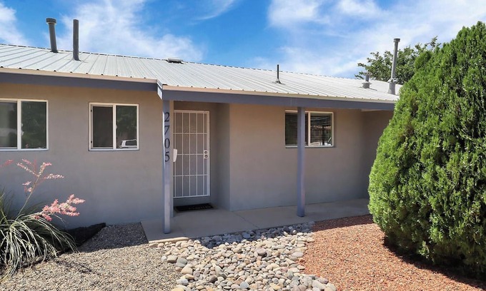 Northeast Heights House | Short Drive to Balloon Fiesta Park. 5 blocks from shopping malls & dining