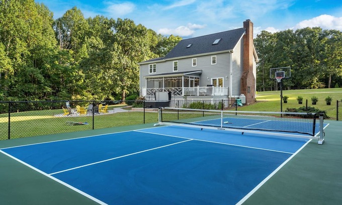 Clayton House | Clayton's Pickle - Enjoy Pickleball, Hot Tub, Fire Pit, 3 King Beds, Hammocks