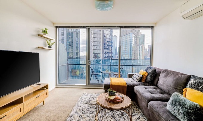 Southbank Apartment | 3-bedroom apartment with Parking, Gym, Pool near Crown Casino & Eureka Tower