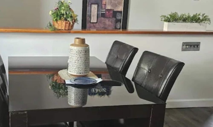 South Chicago Heights Apartment | Charming and a Cozy 2-bedroom apartment in South Chicago Heights with AC