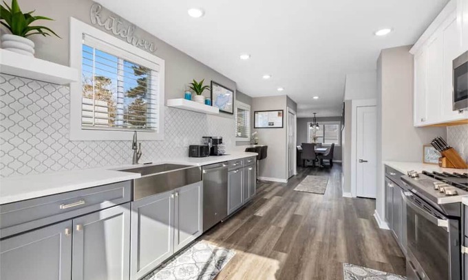 Crosby House | Sleeps 15! - EV Charger - 75" TV - Soaker Tub - 1 Block to Downtown Crosby!