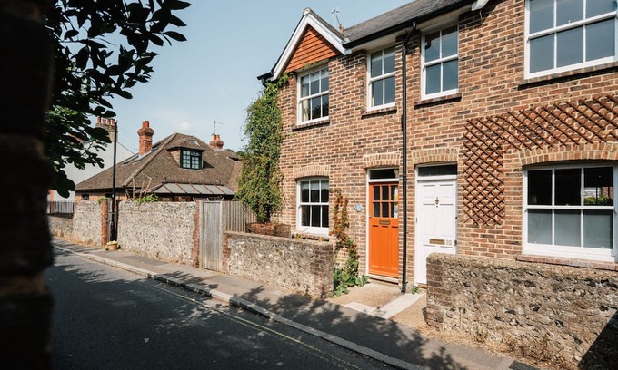 Lewes Cottage | Cleve Cottage by inspirestays.com - a cottage that sleeps 4 guests in 2 bedrooms