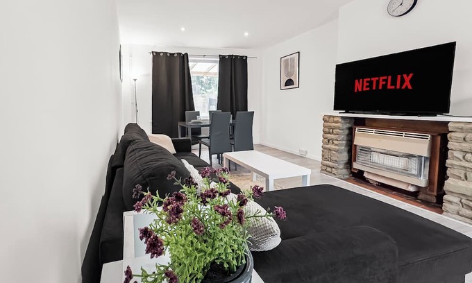 Abbey Wood House | 3bed House Abbey wood/Sleeps 8/Elizabeth Line/Free parking/pet friendly