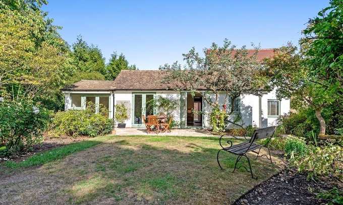 Bredons Norton Cottage | Rose Cottage, Bredons Norton - sleeps 8 guests in 3 bedrooms