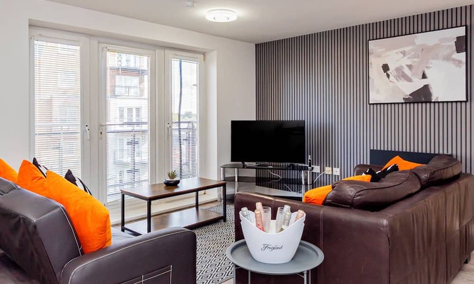 Basingstoke Apartment | Bright and modern 2-bedroom, 2-bath apartment with lift access. Recently refurbished for comfort and style, perfect for groups or families. Enjoy special monthly discounts for extended stays!