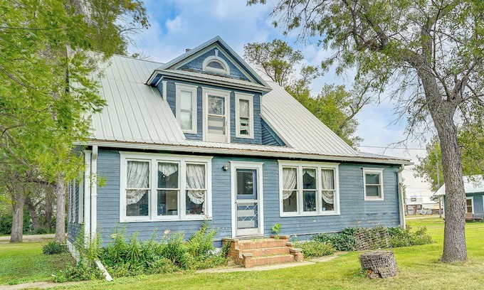 Zeeland House | Cozy Rural Hideaway in McIntosh County!