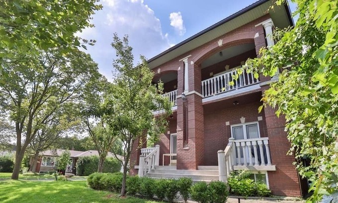 Newtonbrook House | Casa Athena — Luxury Toronto Mansion with Gym
