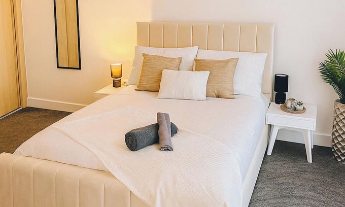 Sunderland City Centre Apartment | Flat - Sleeps 4 - Parking - Balcony - Pet friendly