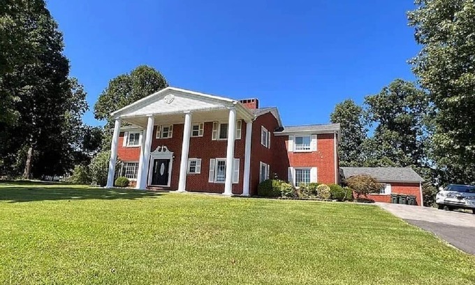 Madisonville House | Graceland 5 Star