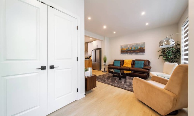 West Edmonton House | Cozy Spacious Retreat 4 Beds 3.5 Bath Whole House