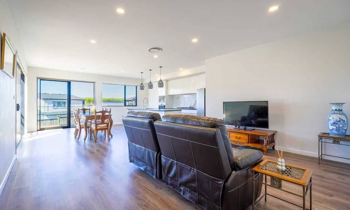Pinehill House | Bright & Spacious 3-Bedroom Home in Pinehill