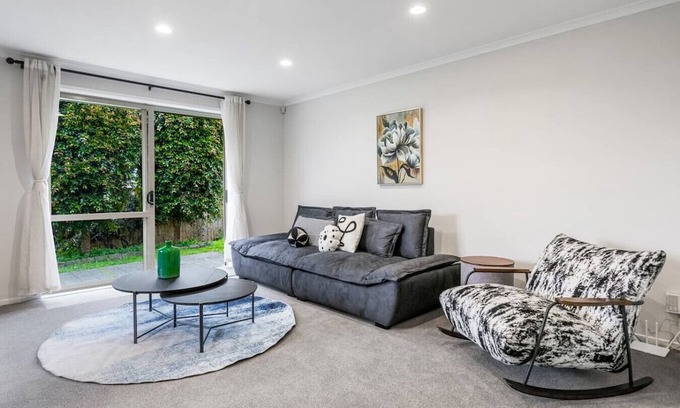 Oteha Apartment | 5 Sunvista Ave, Oteha, Auckland 0632