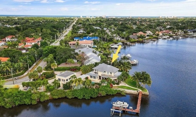 Tequesta House | Jupiter Riverfront Compound with 20,000 lb Boat Lift
