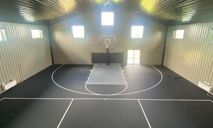 Martinsville House | Charming 2-bedroom Rec Center with basketball court in terrific Albany, MO.