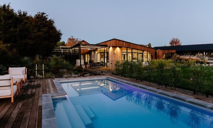 Wanaka Apartment | Beacon Retreat - Pool - Sleeps 8