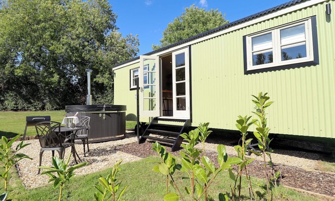 Ashby cum Fenby Cottage | MAGNOLIA, pet friendly, with hot tub in Waltham