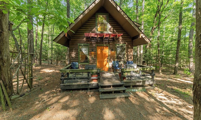 Bynum Cottage | Minimalist Cabin in the wood mins drive to lake