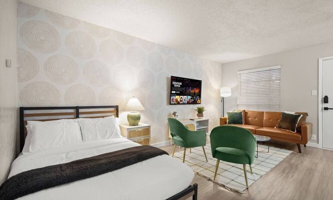 Hyde Park Apartment | Central and Cozy condo close to Downtown and University