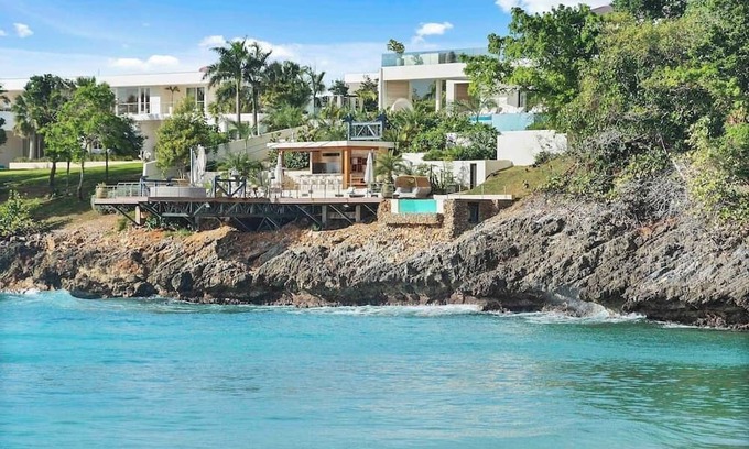 El Limon Villa | Gorgeous Beach House Perched Right Over the Ocean