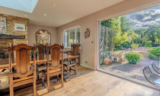 Eltham South House | THE COZY RETREAT, Rustic Charm Meets Modern Living (1 Private Bedroom)