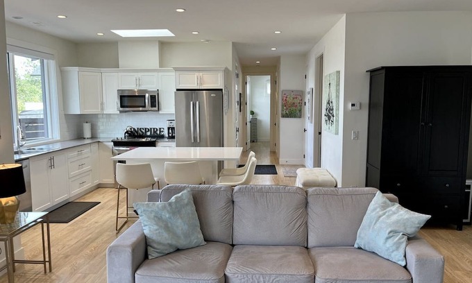 Southwest Mission Cottage | Welcome to Ohana Okanagan! 🏖️n A 2 b/r private cottage in the Mission