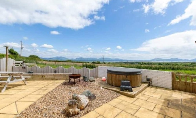 Newborough House | 2 Gwel Fenai