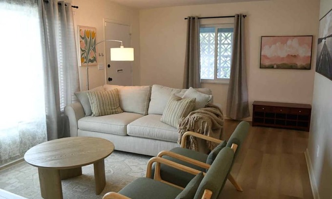 Deltona Lakes Cottage | Blue Heron Cottage Cozy 2 BR Sleeps 6 + Fire Pit