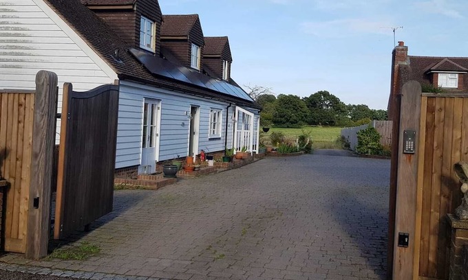 Wadhurst Cottage | Beautiful and Spacious Countryside Cottage