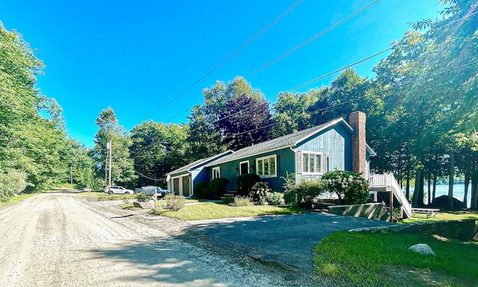 Monmouth House | Charming Four-Season Lakehouse with Scenic Views and Activities for All Ages
