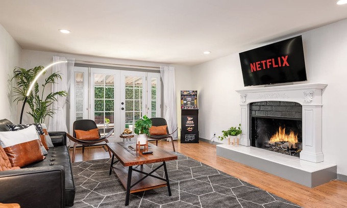 Placentia House | Chic 4BR Entertainer - Arcade & CLOSE to Disney