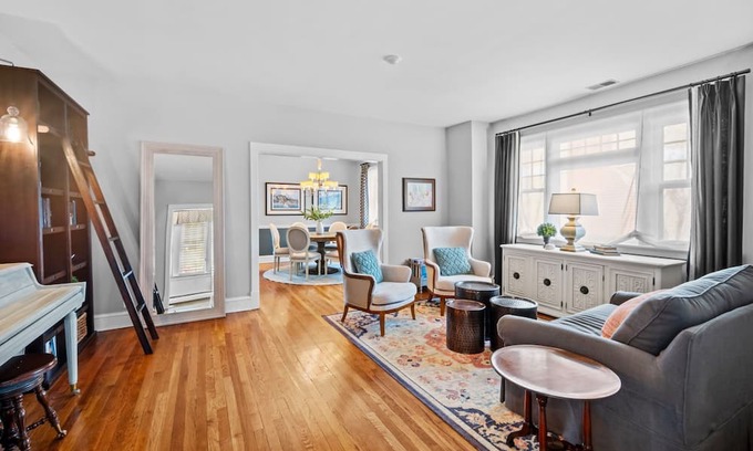 Western Springs House | Ruby’s Retreat - 4BD/3BA+Office in Western Springs