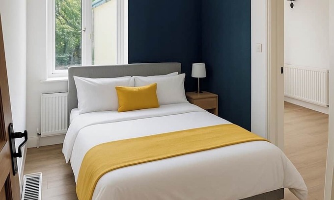 Gillingham House | Modern 2/3-Bed | Close to Stn | Pool Table | Long Stays & Contractors Welcome