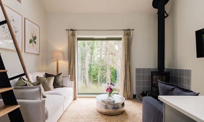 Quedgeley Cottage | Beautifully presented holiday home in the Cotswolds with pretty balcony - The Old Workshop