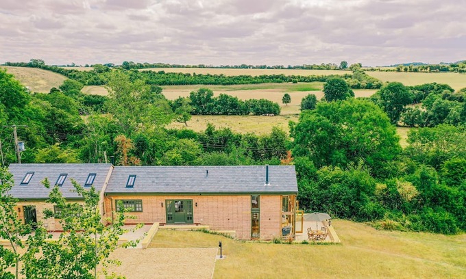 Quedgeley Cottage | Beautifully presented holiday home in the Cotswolds with amazing views - The Tractor Shed