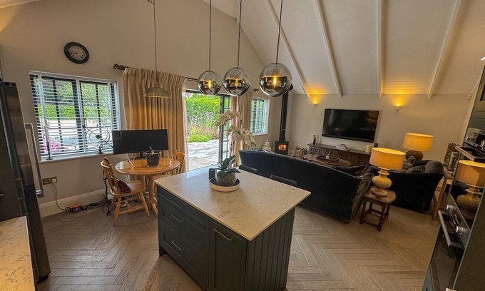 Fetcham House | Charming 2-bedroom bungalow in delightful Fetcham with fitness room