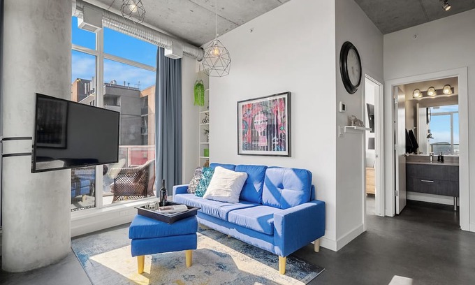 East Village Apartment | Skyline Retreat| Downtown| Saddledome