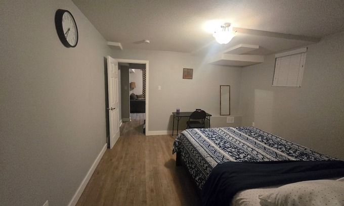 Medicine Hat House | Cozy 1BR Suite | Free Wi-Fi + Netflix | Near Downtown Medicine Hat