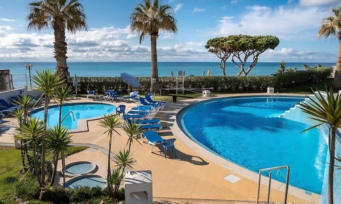 Oura Hotel | Stay Close to Praia da Oura Beach! Three Large 1BR with Kitchen and Sea View!
