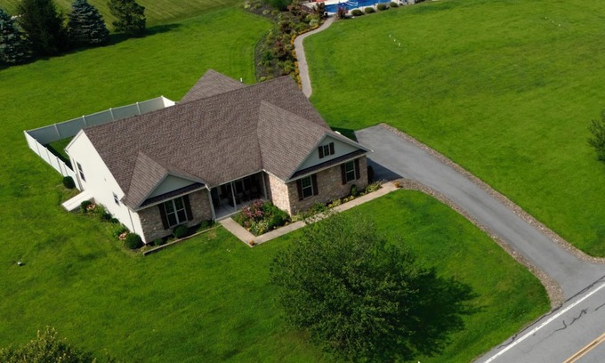 Mertztown House | Country Home Hot tub, Sauna, Pool table. 10 minutes from Bear Creek Ski Resort