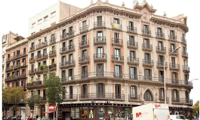 L'Antiga Esquerra de l'Eixample Apartment | Bright Living Spaces with Catalan Charm