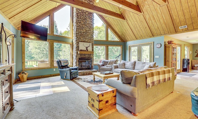 Blissfield House | 23 Mi to Mohican SP: Group-Ready Lodge w/Hot Tub
